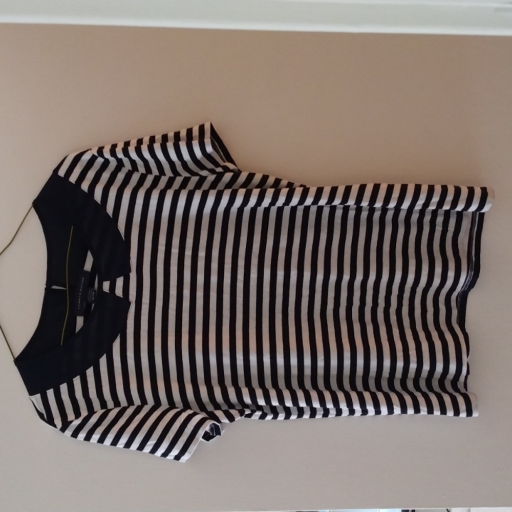 5/$20 Tommy Hilfiger T-shirt top, XL